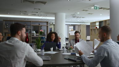 多样化的业务团队讨论企业项目分享的想法会议